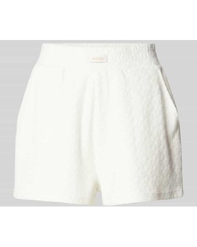 Guess Regular Fit Shorts mit Strukturmuster Modell 'LOLA' - Weiß