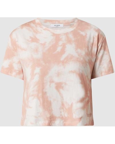 Guess Cropped T-Shirt im Batik-Look - Pink