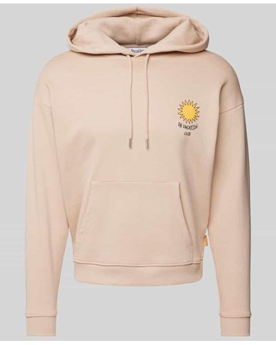 On Vacation Hoodie mit Label-Print Modell 'Another Day in Paradise' - Natur