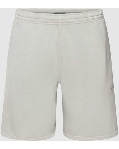 Superdry Shorts mit Label-Stitching - Weiß