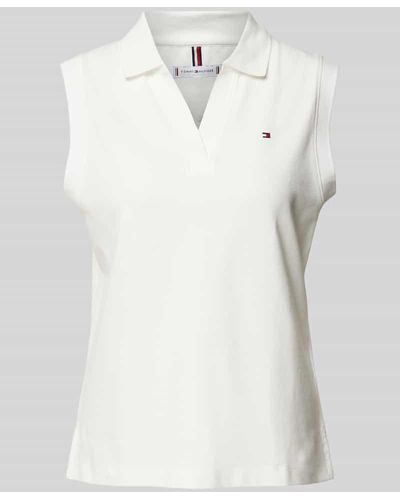 Tommy Hilfiger Relaxed Fit Poloshirt mit Label-Stitching und V-Ausschnitt - Weiß