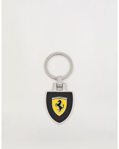 Ferrari Llavero Con Escudo De Esmaltado Y Lámina De Fibra De Carbono - Negro