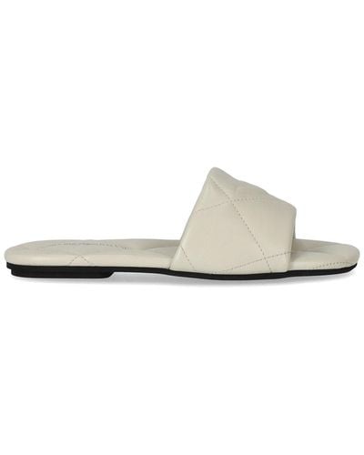 Emporio Armani Elfenbein gesteppte flache sandale - Weiß