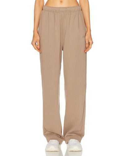 Alo Yoga Accolade Straight Leg Sweatpant - Natural