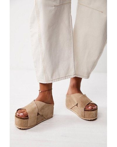 INTENTIONALLY ______ Limelight Flatform Sandals - Gray