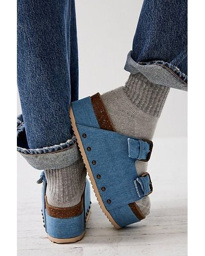 INTENTIONALLY ______ Rule Breaker Flatform Sandals - Blue
