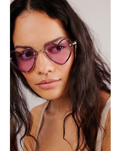 Free People Heart Eyes Sunglasses At In Lilac Lovers - Pink