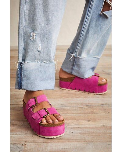 INTENTIONALLY ______ Rule Breaker Flatform Sandals - Pink
