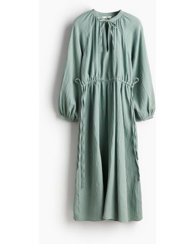 H&M Doppelt gewebtes Baumwollkleid mit Bindedetail - Grün