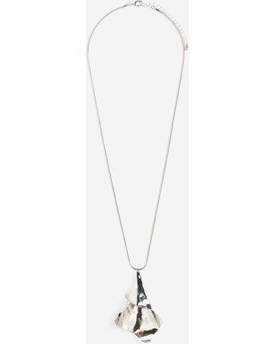 H&M Halskette mit Blütenblatt-Anhänger - Weiß