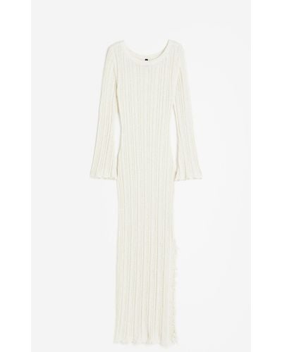 H&M Kleid aus Rippstrick mit Fransenkanten - Weiß