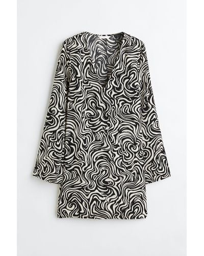 H&M Kleid mit V-Ausschnitt - Schwarz