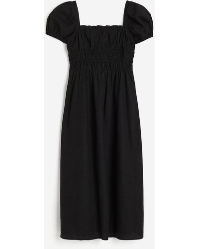 H&M Kleid mit gesmokter Taille aus Leinemix - Schwarz