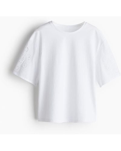 H&M T-Shirt mit Broderie Anglaise am Ärmel - Weiß