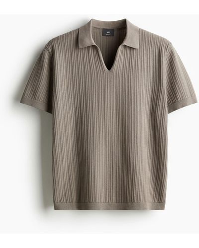 H&M Geripptes Poloshirt in Regular Fit - Grau