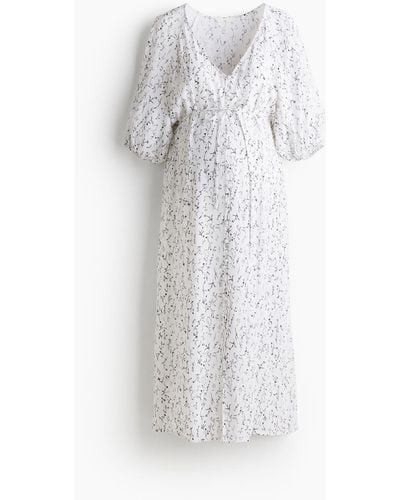 H&M MAMA Crêpe-Kleid mit Bindegürtel - Weiß