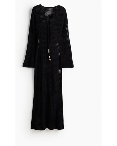 H&M Kleid in Ajourstrick mit perlenbesetzten Bändern - Schwarz