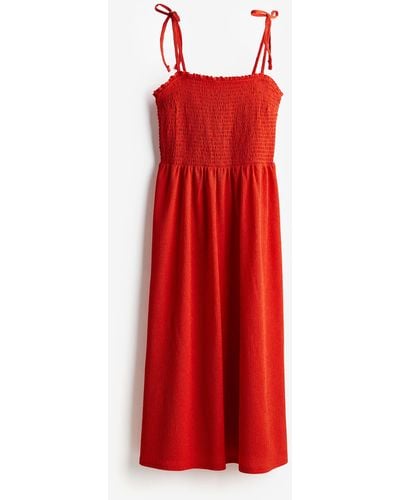 H&M Gesmoktes Kleid mit Bindeträgern - Rot