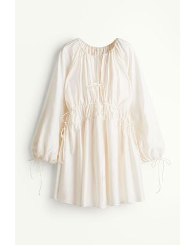 H&M Oversize-Kleid mit Bindebändern - Weiß
