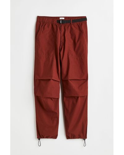 H&M Hose mit Gürtel Relaxed Fit - Rot