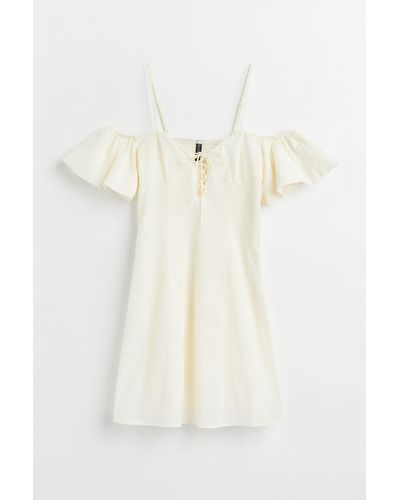 H&M Cold-Shoulder-Kleid mit Schnürung - Weiß