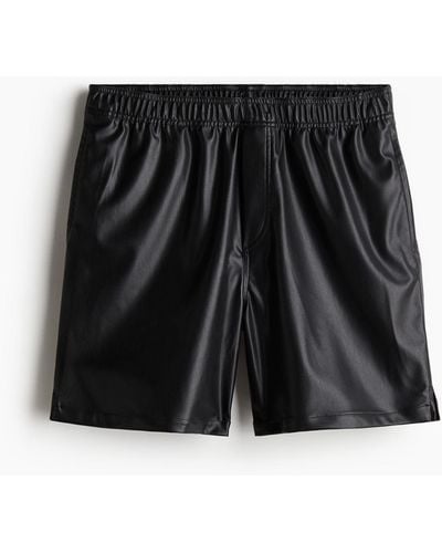 H&M Beschichtete Shorts in Relaxed Fit - Schwarz