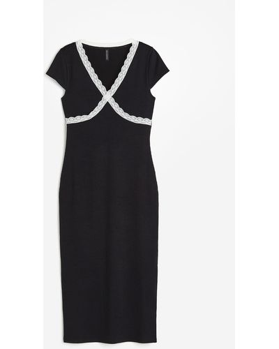H&M Geripptes Kleid mit Spitzenborten - Schwarz