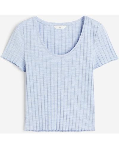 H&M Geripptes T-Shirt mit tiefem Ausschnitt - Blau