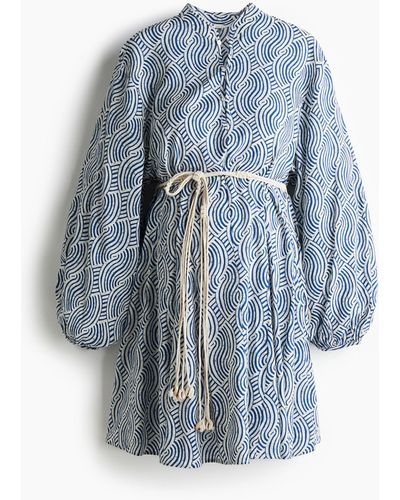 H&M MAMA Kleid mit Makrameegürtel - Blau