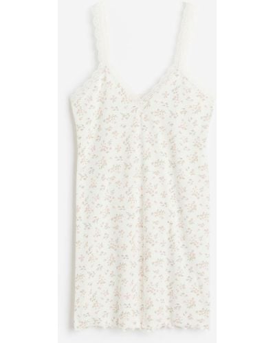 H&M Geripptes Nachthemd mit Spitzenbesatz - Weiß