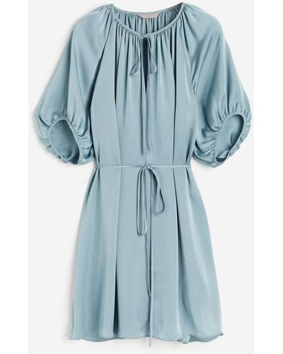 H&M Robe en satin avec détail à nouer - Bleu