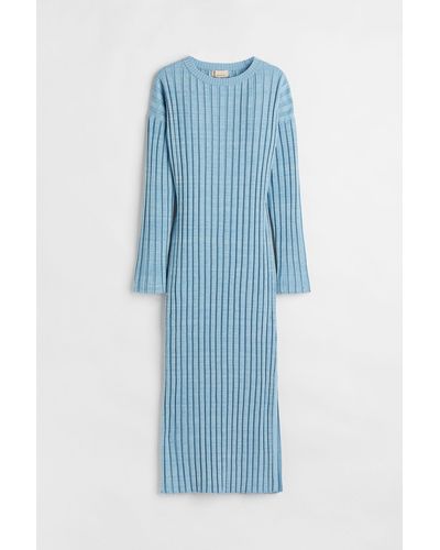 H&M Geripptes Kleid aus Kaschmirmix - Blau
