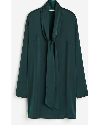 H&M Robe en satin avec détail à nouer - Vert
