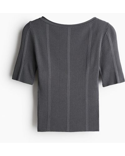 H&M Geripptes Shirt mit tiefem Rückenausschnitt - Grau