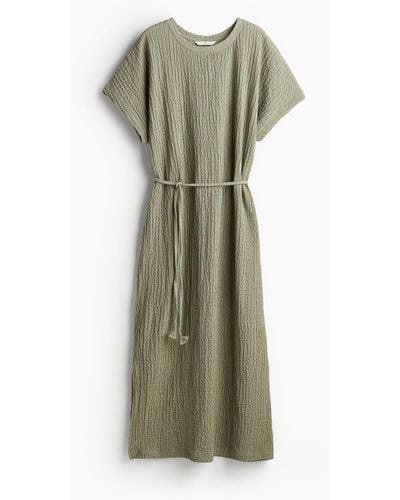 H&M Kleid aus Strukturjersey mit Bindegürtel - Grün