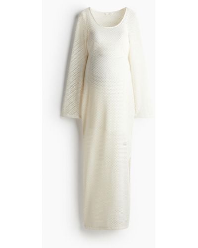 H&M MAMA Kleid in Ajourstrick - Weiß