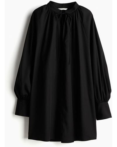 H&M Oversize-Kleid mit Bindebändern - Schwarz