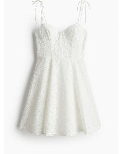 H&M Kleid mit Bindeträgern und Broderie Anglaise - Weiß
