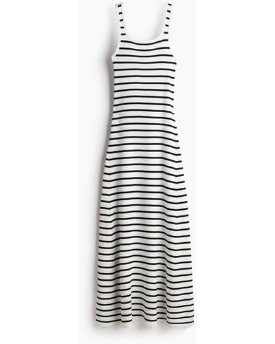 H&M Ausgestelltes Kleid in Rippenstrick - Weiß