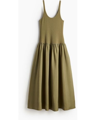 H&M Kleid mit ausgestelltem Rock - Grün