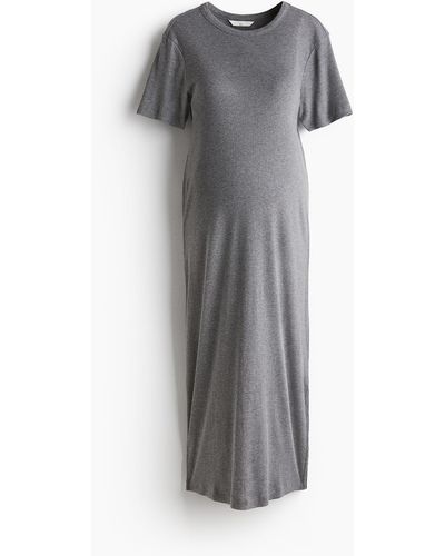 H&M MAMA Geripptes T-Shirt-Kleid - Grau