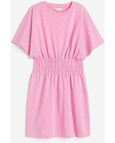H&M T-Shirt-Kleid mit gemokter Taille - Pink