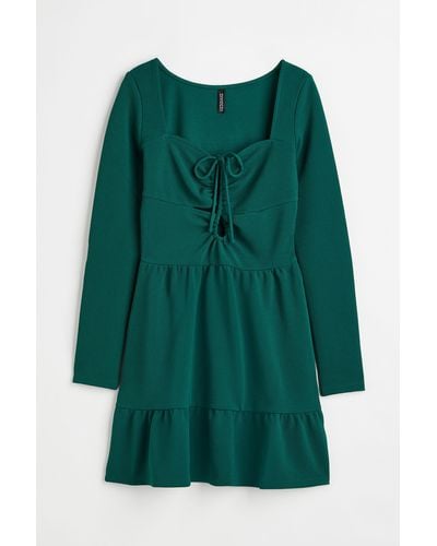 H&M Crêpe-Kleid mit Schnürung - Grün