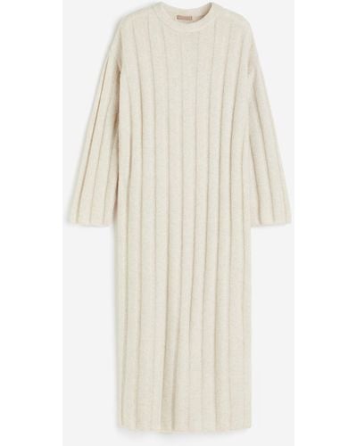 H&M Langes Kleid in Rippenstrick - Weiß