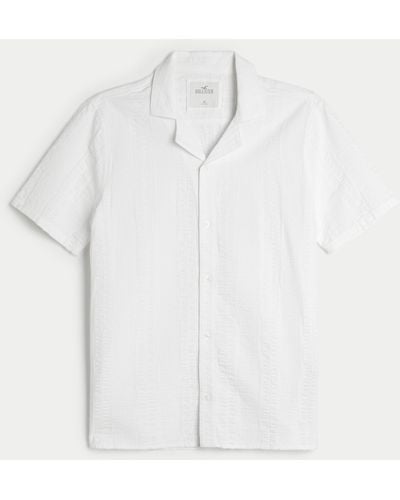 Hollister Kurzärmliges Seersucker-Hemd mit durchgehendem Knopfverschluss - Weiß