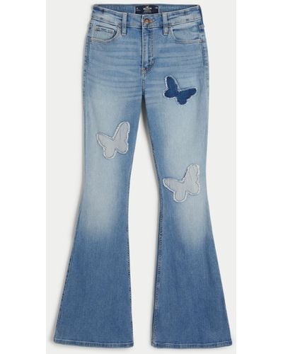 Hollister High Rise Flare Jeans in mittlerer Waschung mit Schmetterlings-Aufnäher - Blau