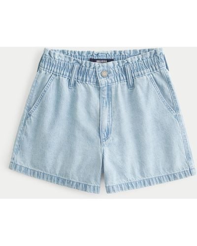 Hollister Ultra High Rise Mom-Jeans-Shorts in heller Waschung mit gerafftem Design an der Taille - Blau