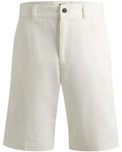 HUGO Regular-Fit Shorts mit schmalem Beinverlauf und geknöpften Taschen - Weiß