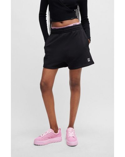 HUGO Shorts regular fit de felpa de algodón con logo apilado - Negro