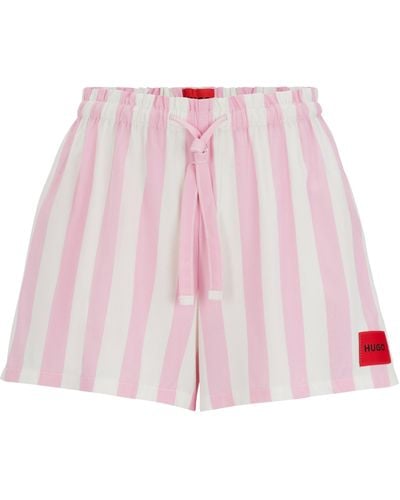 HUGO Gemusterte Pyjama-Shorts mit rotem Logo-Label - Pink